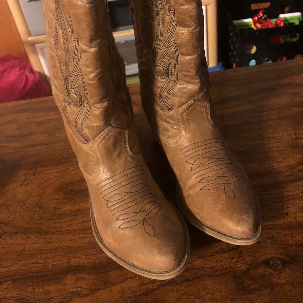 Coconut cow girl boots